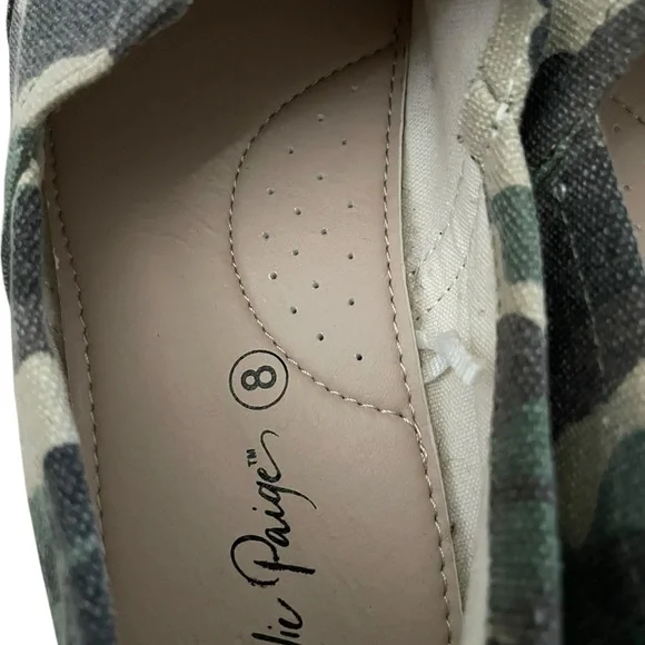 Charlie Paige Camo Slip-On Shoes EUC Size 8 Women’s - Picture 4 of 6